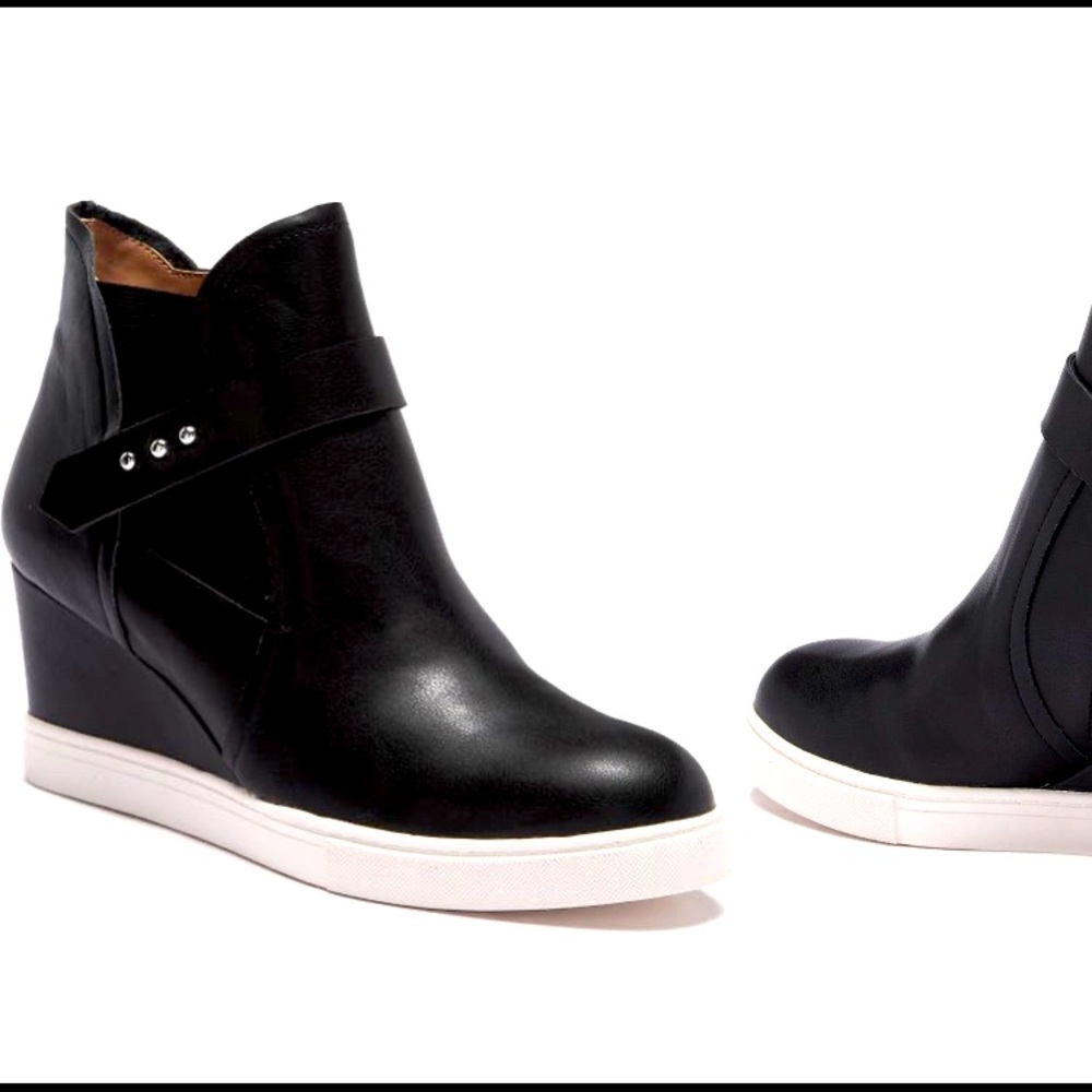 EUC Lineo Paulo Freshton Wedge - size 9